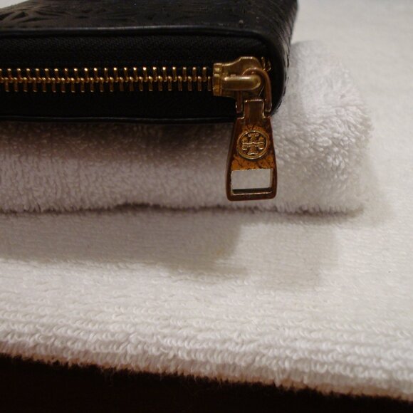 Tory Burch Robinson Floral Perforated Wallet GOOD CONDITION! - Picture 14 of 14